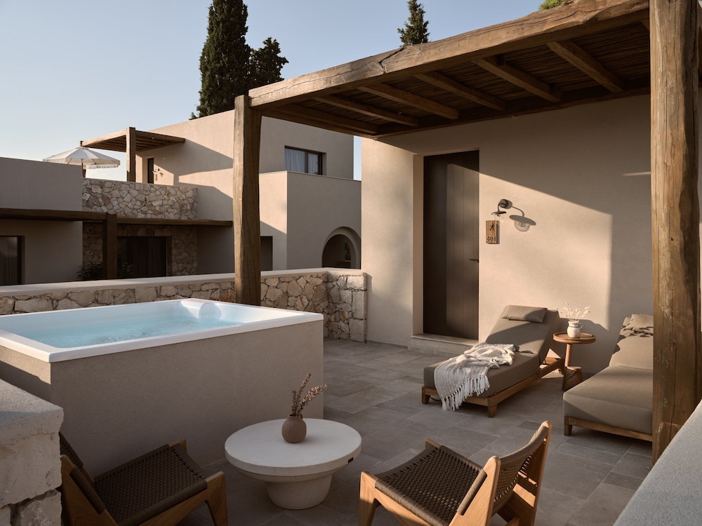 Elite Suite with Hot Tub and Partial Sea View - Photo 4