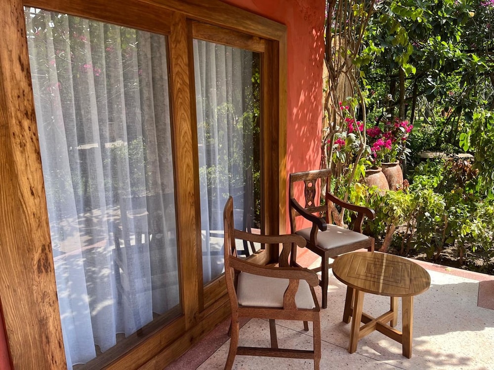 Deluxe Room, Garden View (King or Twin Bed) - Photo 2