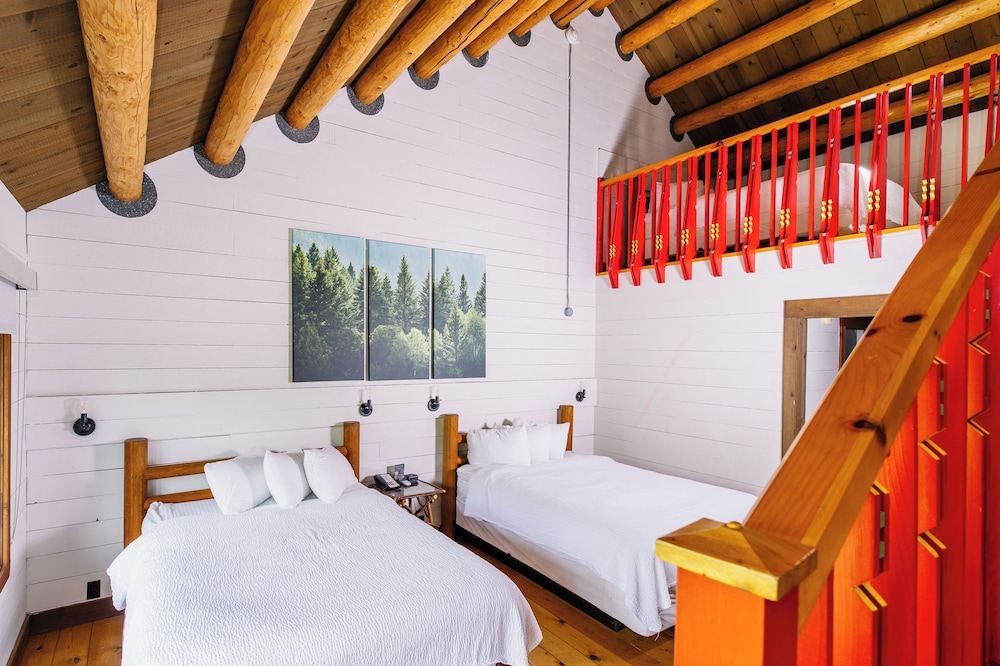 Lodge Loft Room,3 Queen Beds, Forest View photo 1
