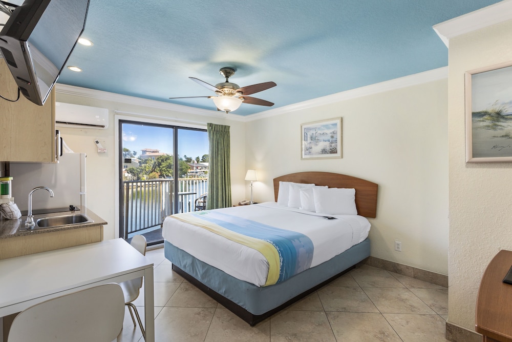 Suite, 1 Queen Bed, Balcony (Bayfront) - Photo 2