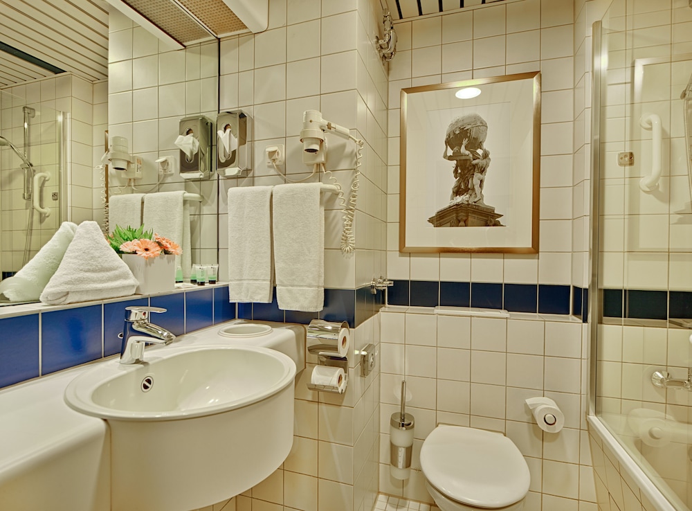 Queen Plus Room - Photo 6