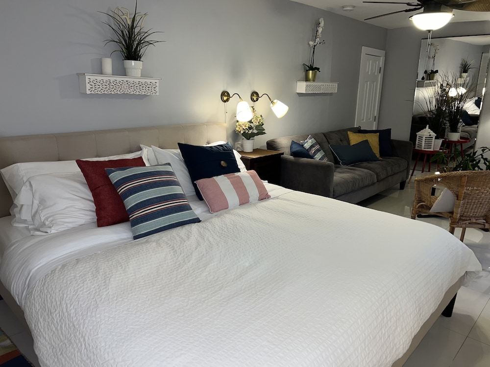 Relaxing Studio with Patio, 1 King bed, non smoking   (no  pool access) photo 1