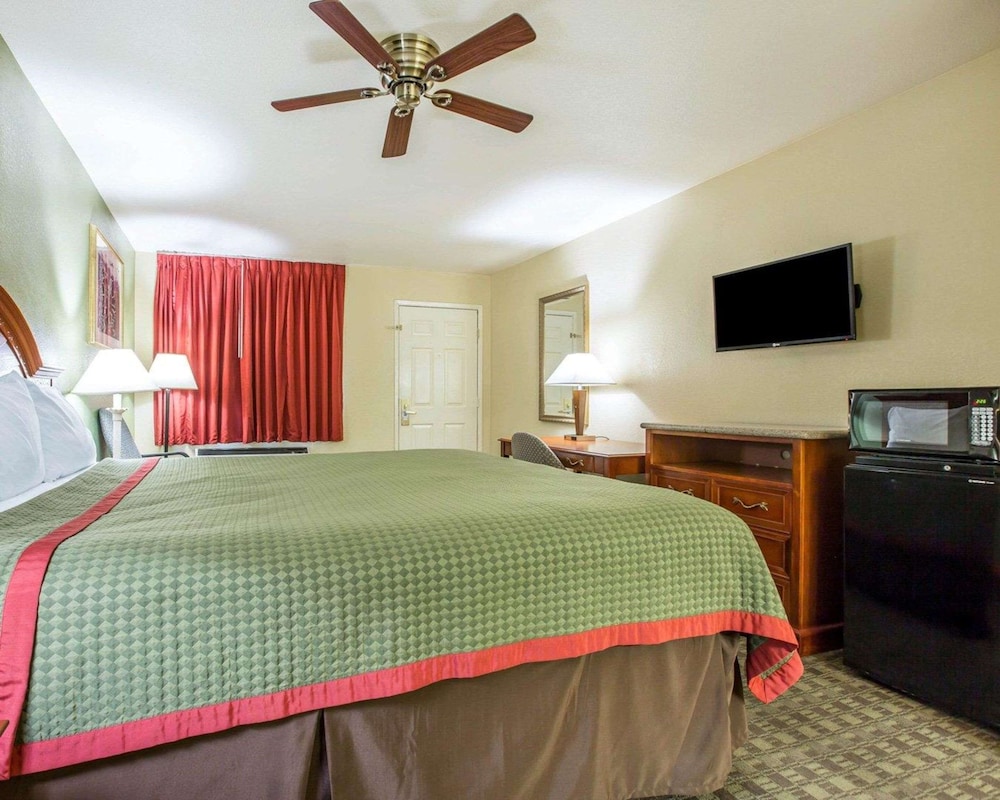 Room, 1 King Bed - Photo 4