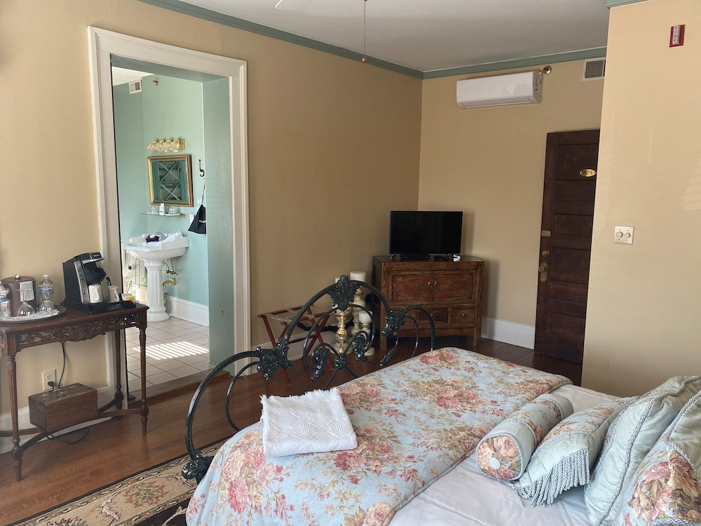Room, 1 Queen Bed, Non Smoking, Jetted Tub (Delphinium) photo 3