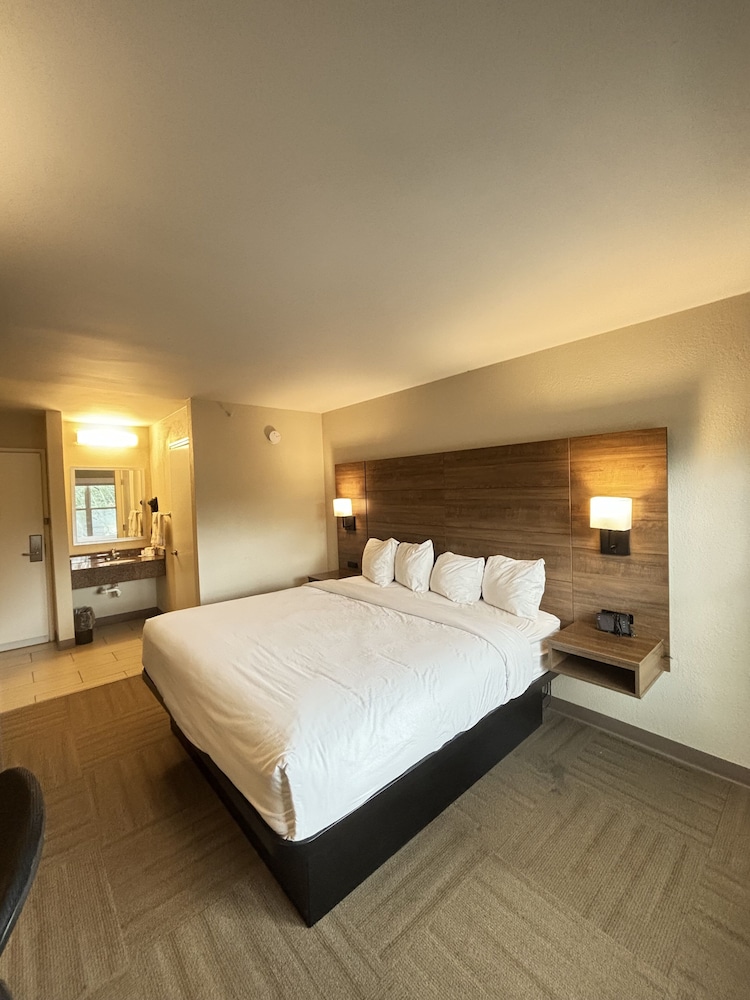 Deluxe Room, 1 King Bed, Accessible, Non Smoking (Roll-in shower w/ Grab Bars) - Photo 2