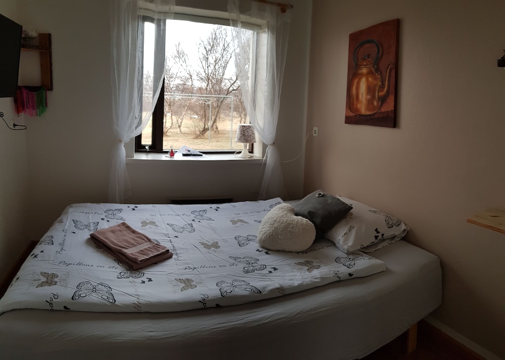 Basic Single Room, Shared Bathroom photo 1