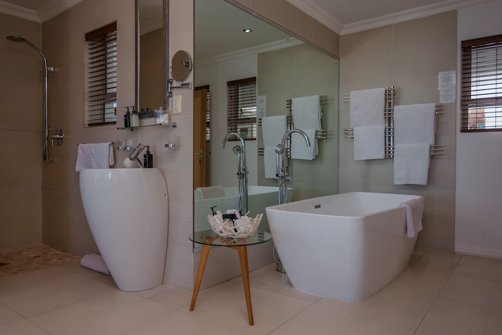 Honeymoon Suite - Photo 5