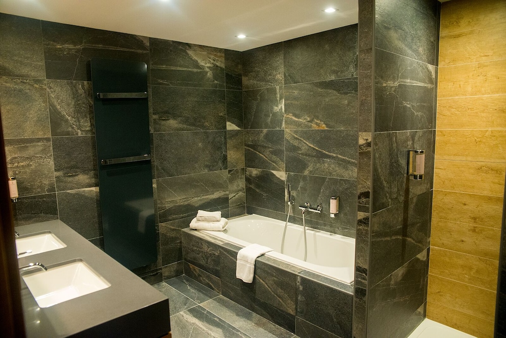Deluxe Suite - Photo 6