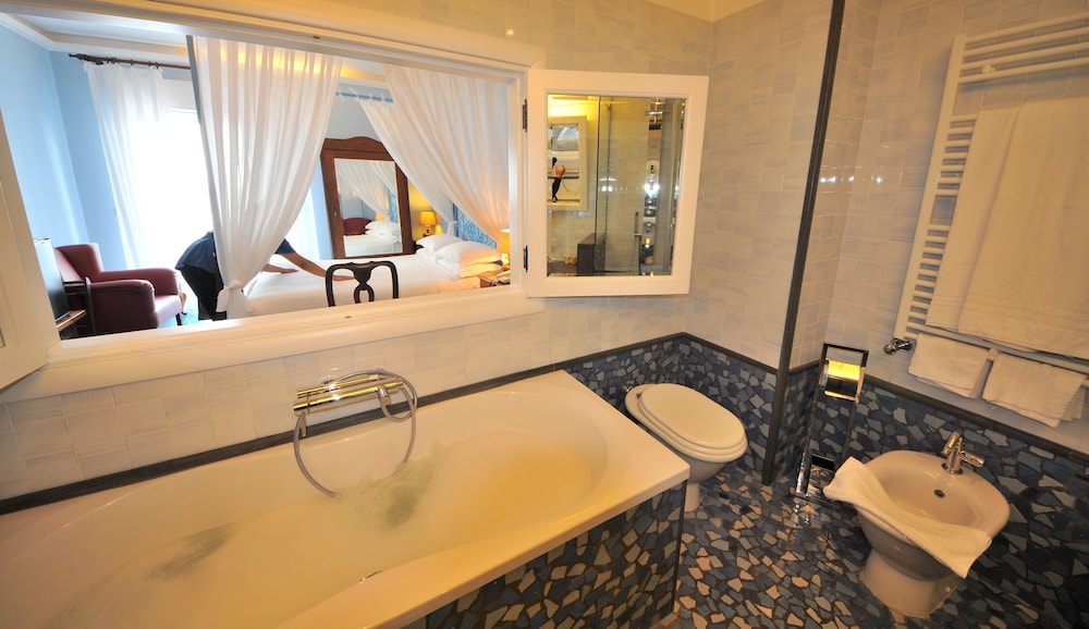 Deluxe Double Room, 1 King Bed, Balcony, Sea Facing - Photo 22
