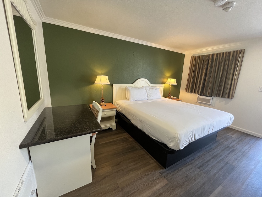 Standard Room, 1 King Bed, Accessible photo 3