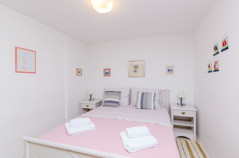 Apartment (One Bedroom Apartment)