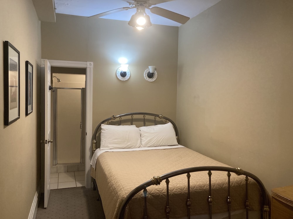 3d - Full Bed, Private On Suite Bath