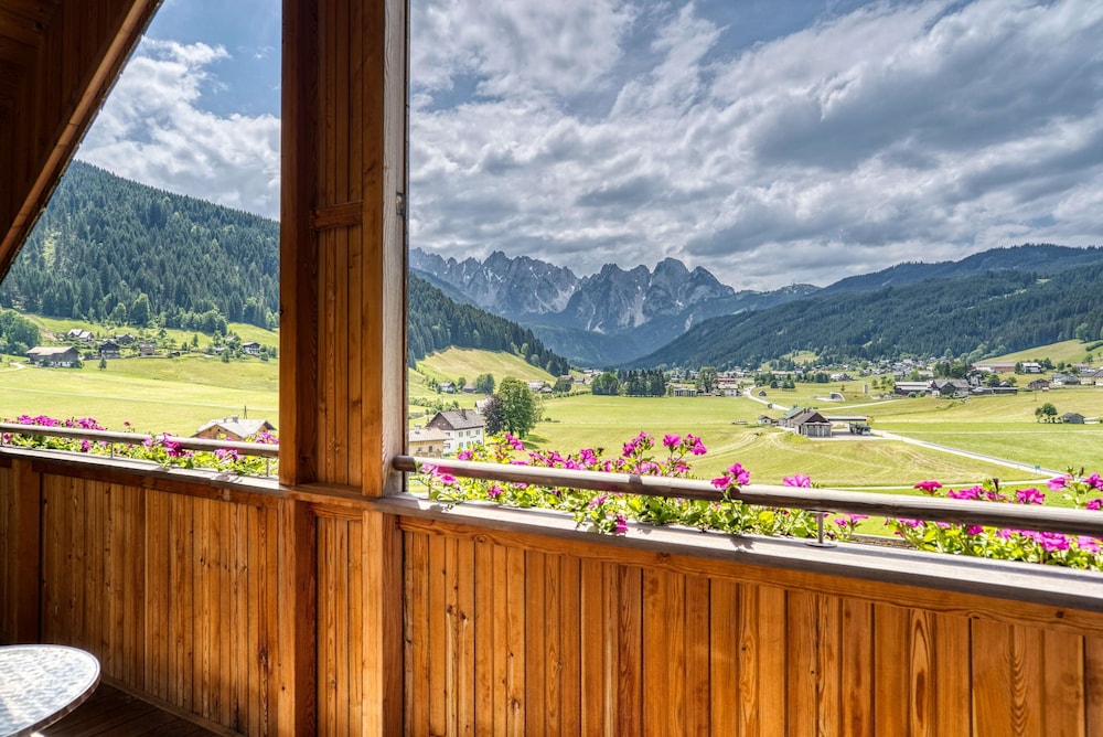 Deluxe Apartment, 5 Bedrooms, Balcony, Mountain View