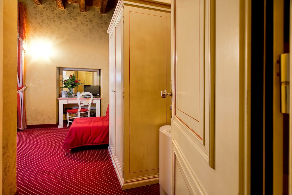 Superior Double or Twin Room photo 3