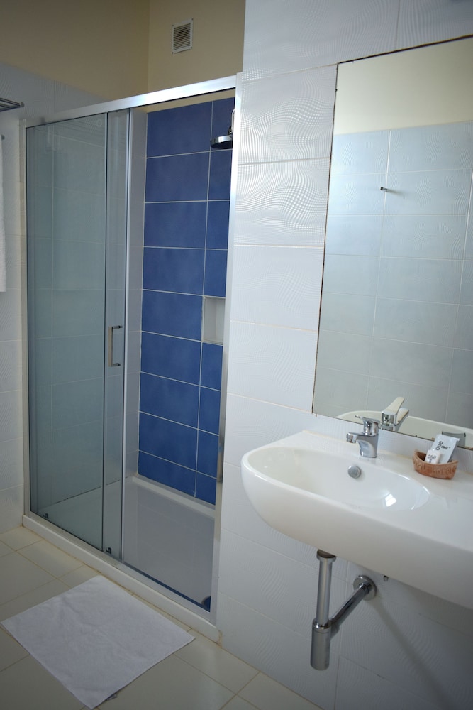 Standard Double or Twin Room - Photo 9