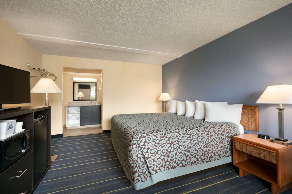 Standard Room, 1 King Bed, Pool View