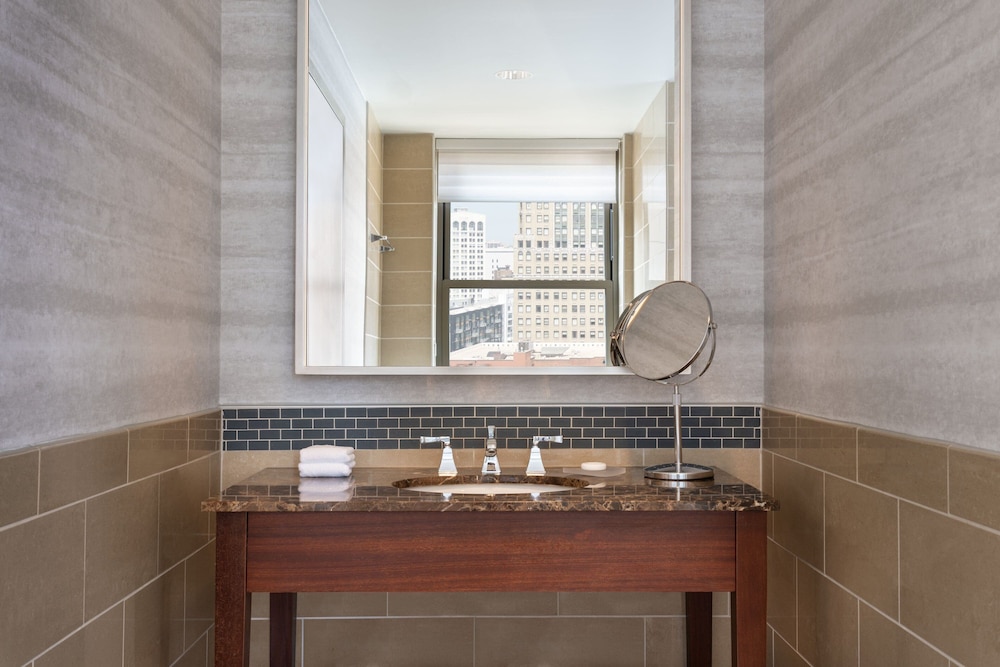 Executive Suite, 1 Bedroom - Photo 7