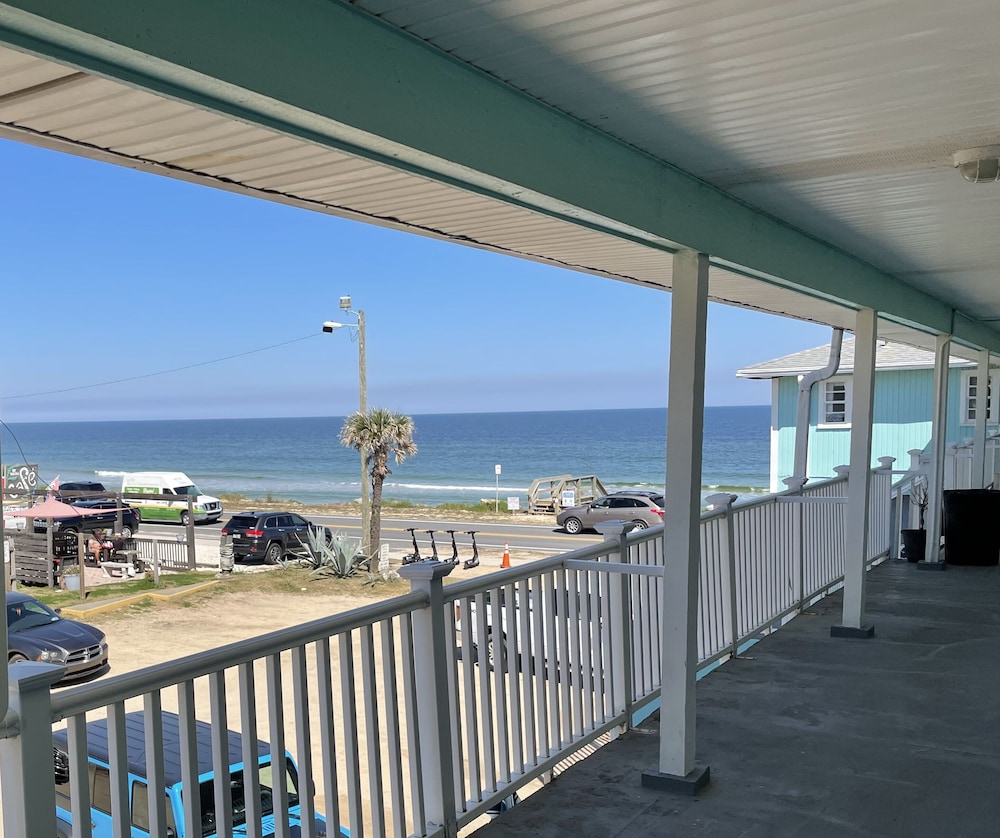 Standard Room, 1 King Bed, Partial Ocean View photo 2