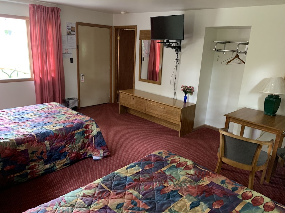 Economy Room, 2 Queen Beds, Non Smoking photo 2