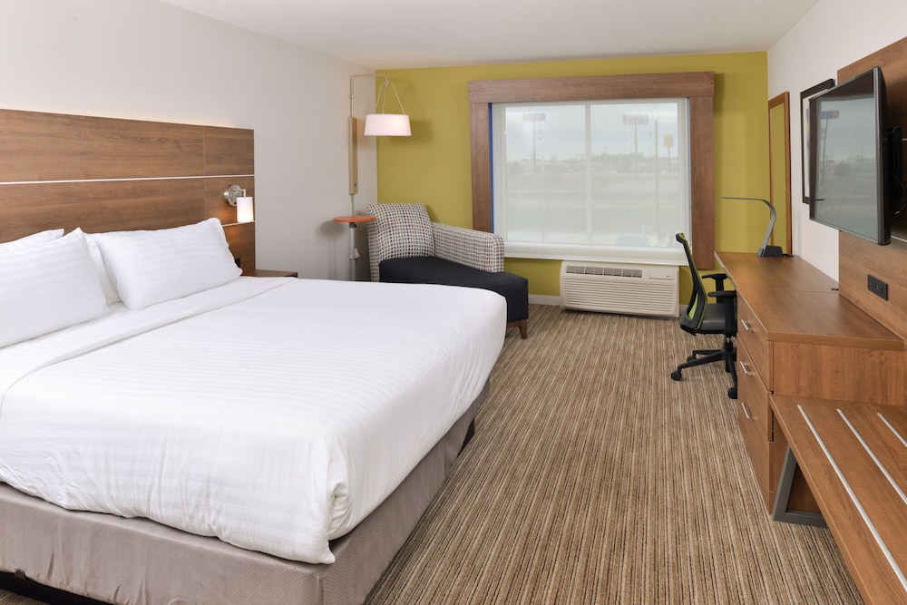 Standard Room, 1 King Bed, Accessible (Roll-In Shower)
