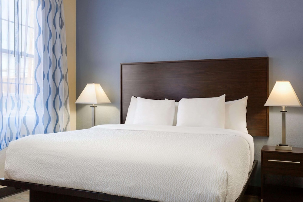 Suite, 1 King Bed, Non Smoking - Photo 2