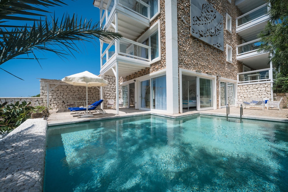 Signature Pool Suite photo 2