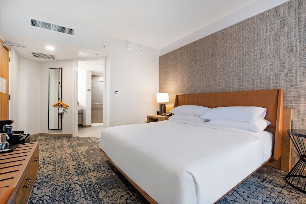 Club Room, 1 King Bed, Balcony - Photo 11