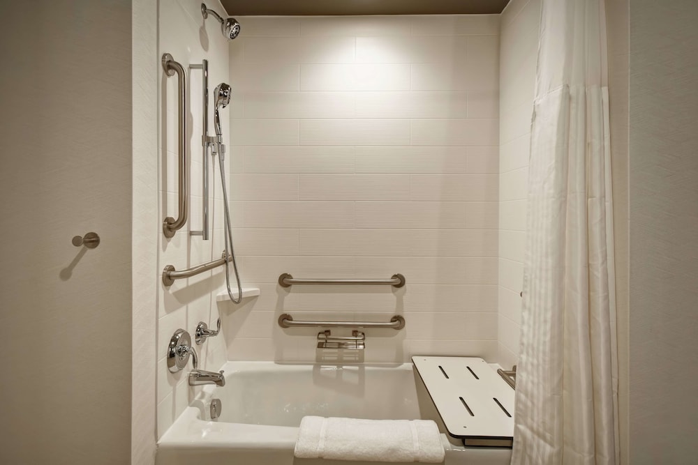 Room, 1 King Bed, Accessible, Bathtub (Hearing) - Photo 4