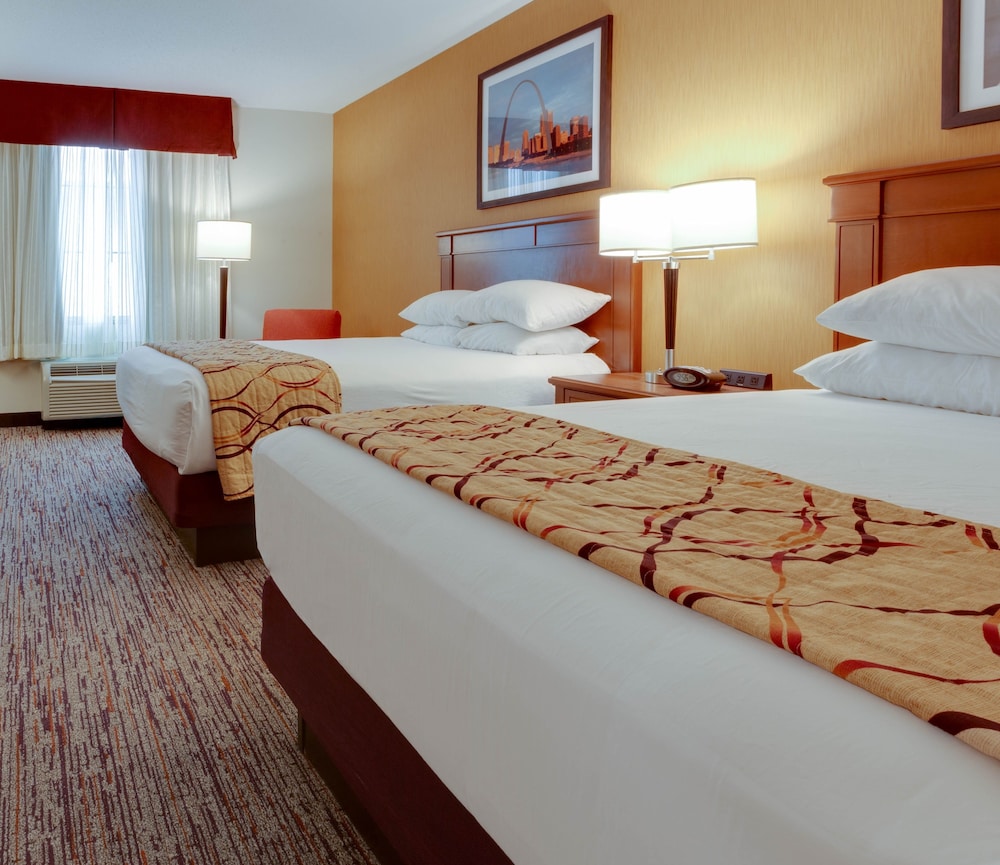 Suite, 2 Queen Beds, Refrigerator & Microwave (2 Rooms, Sofabed) - Photo 2