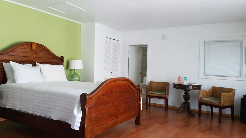 Basic Room, 1 Queen Bed, Balcony photo 2