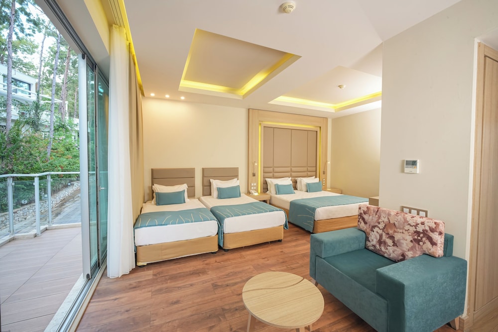 Grand Quadruple Room, 1 Bedroom, Garden View photo 1