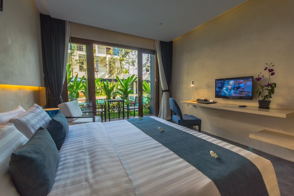 Deluxe King Bed Room photo 3