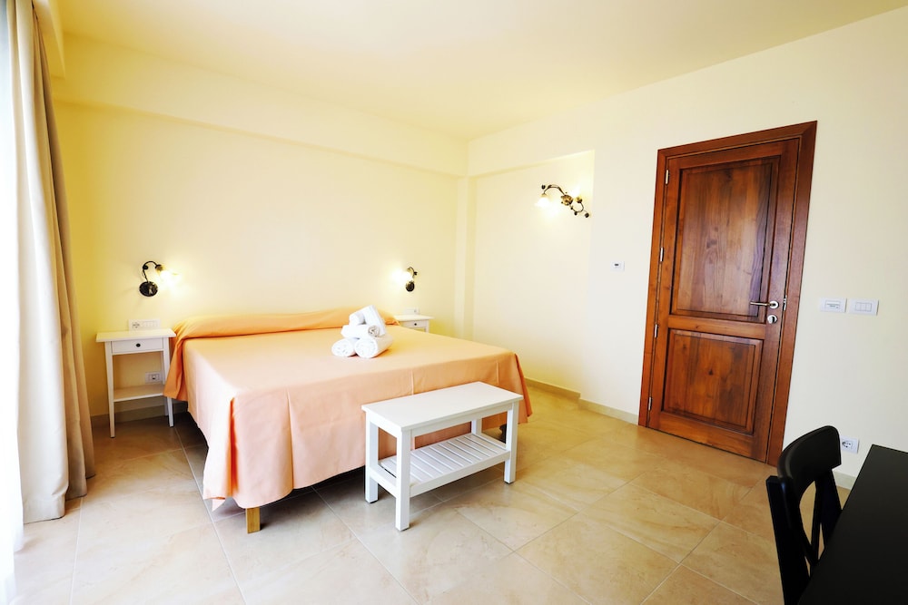 Deluxe Double or Twin Room - Photo 6