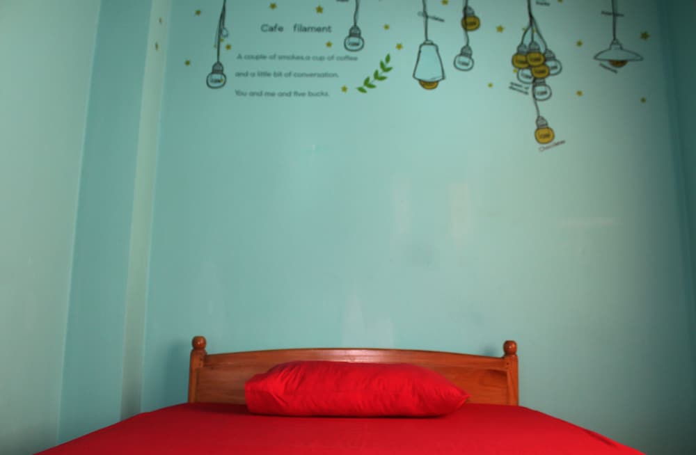 Economy Single Room, 1 Large Twin Bed, Smoking photo 2