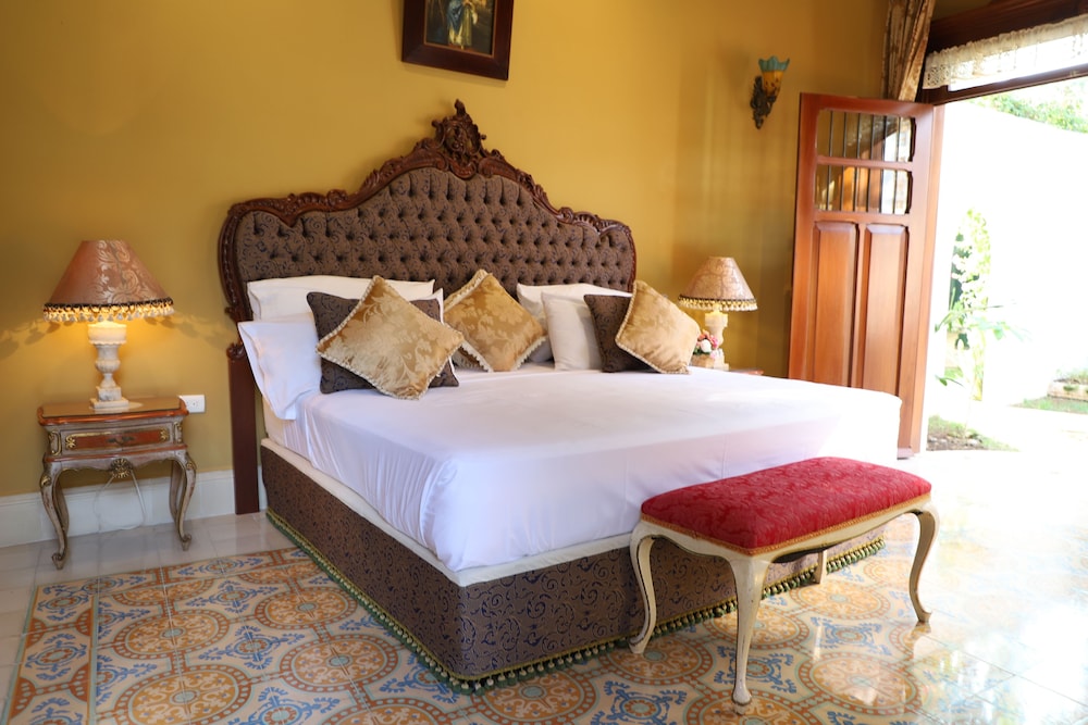 Deluxe Double Room, 1 King Bed, Poolside photo 1