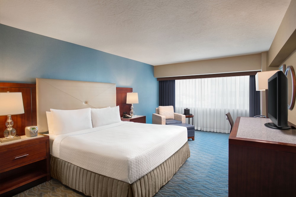Club Room, 1 King Bed, Accessible Bathtub - Photo 1