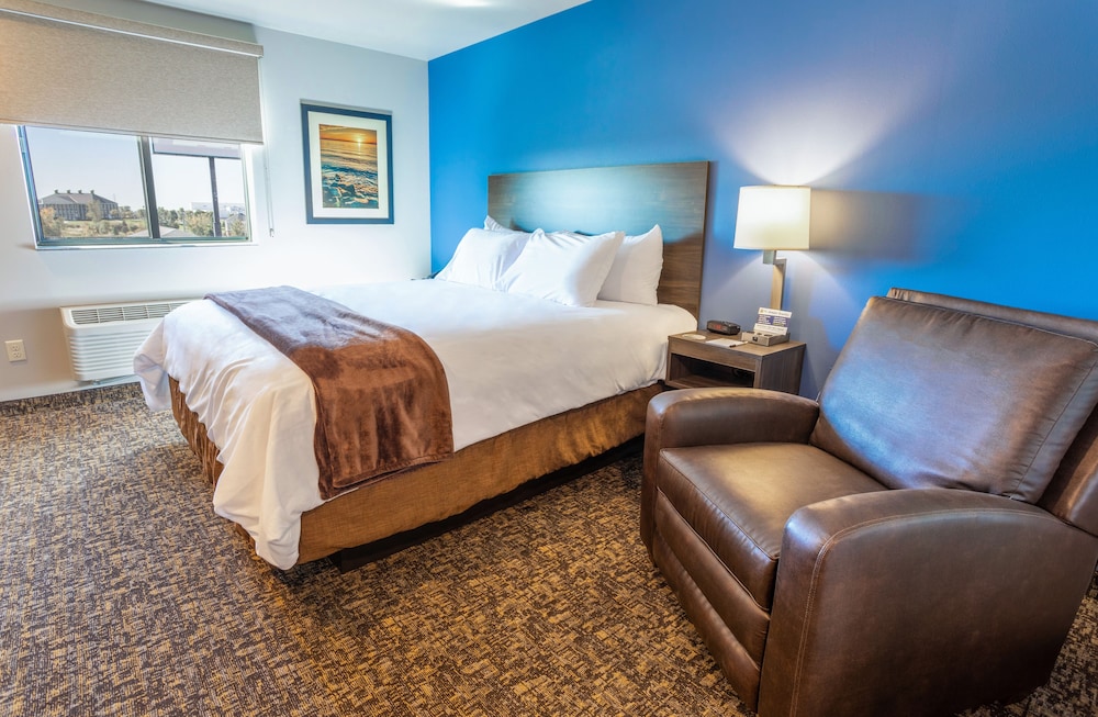 Room, 1 Queen Bed (With Recliner) - Photo 7