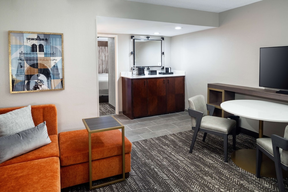 Suite with 2 Double Beds & Sofa Sleeper thumbnail 5