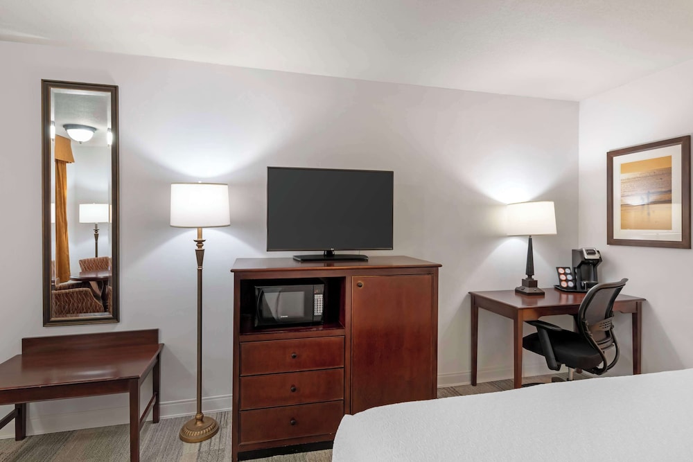 Deluxe King Room Interior - Photo 3
