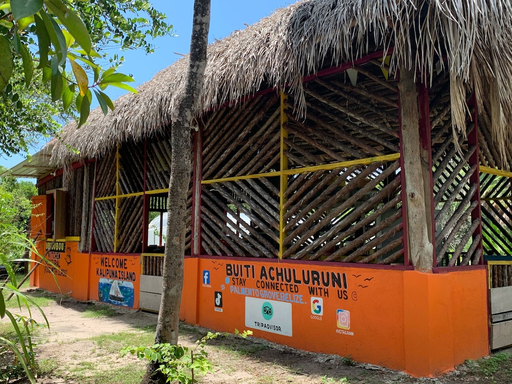 Traditional Cabin, 1 Bedroom, Lagoon View, Beachfront photo 3