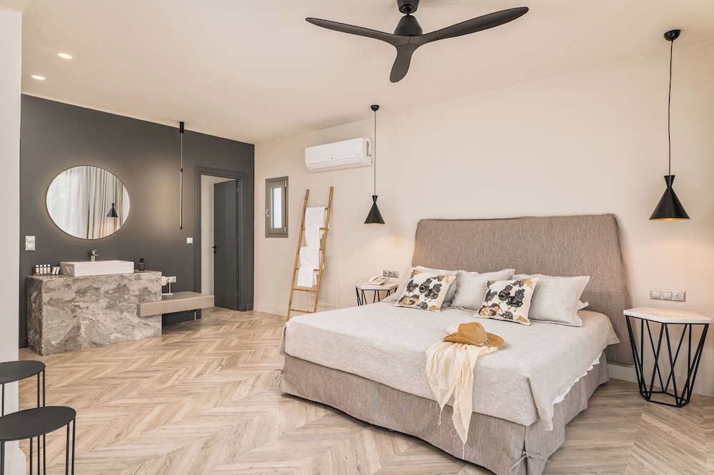 Luxury Suite - Photo 12