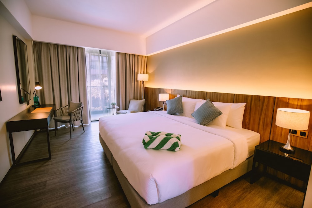 Premier Room, 1 King Bed - Photo 1