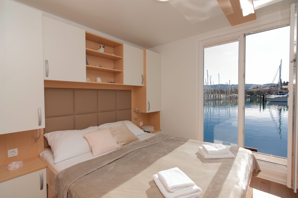 Mobile Home, 2 Bedrooms, Sea View, Overwater photo 1