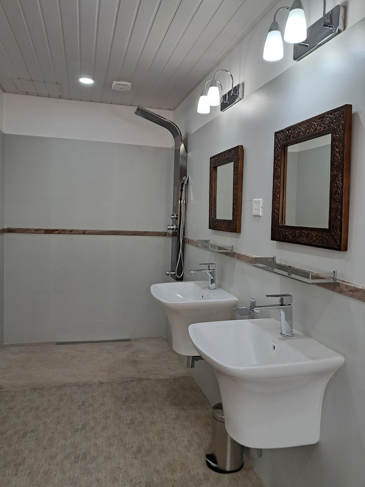 Elite Double Room, 1 King Bed, Garden View photo 3