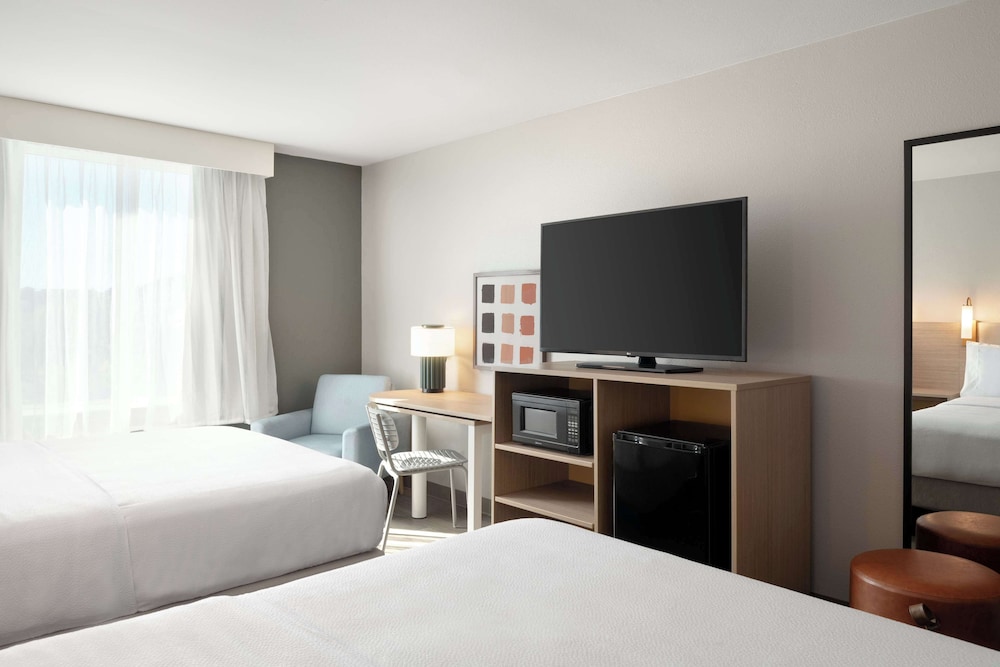 Room, 2 Queen Beds, Accessible (Mobility, Roll-In Shower) photo 3