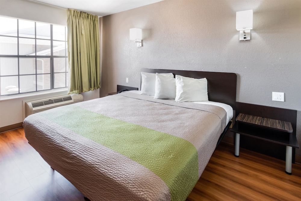 Deluxe Suite, 1 King Bed, Non Smoking, Kitchenette - Photo 2