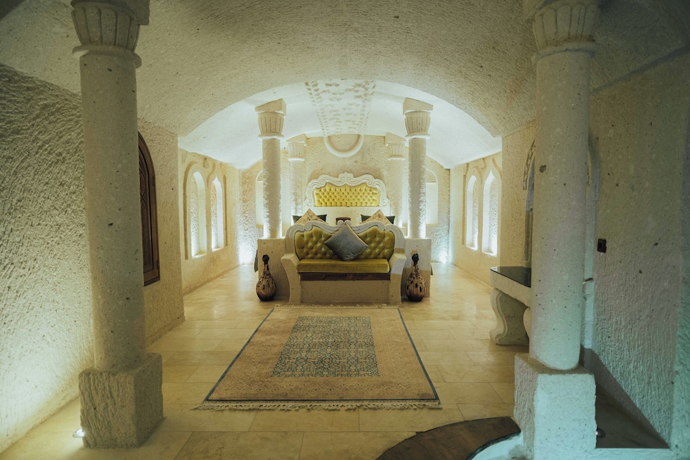 King Cave Suite with Stone Bathtub - Photo 10