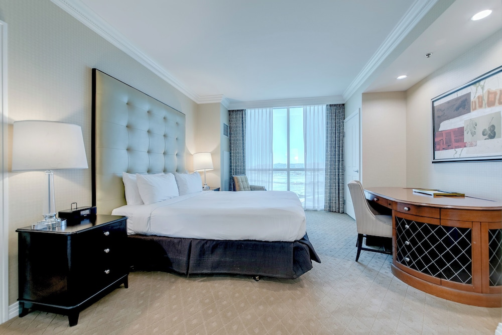 PH Floor Two-Bedroom - Strip View & Balcony photo 2