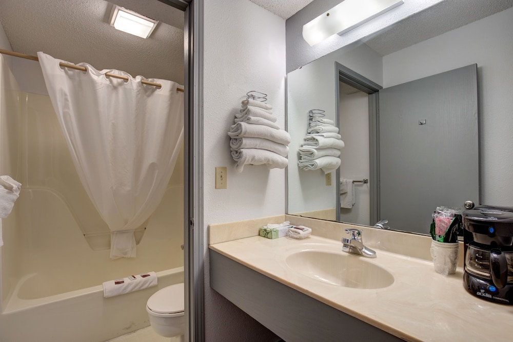Room, 2 Queen Beds, Non Smoking (Exterior Corridor) - Photo 3