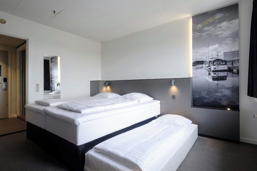 Standard Triple Room, 1 King Bed, City View - Photo 1